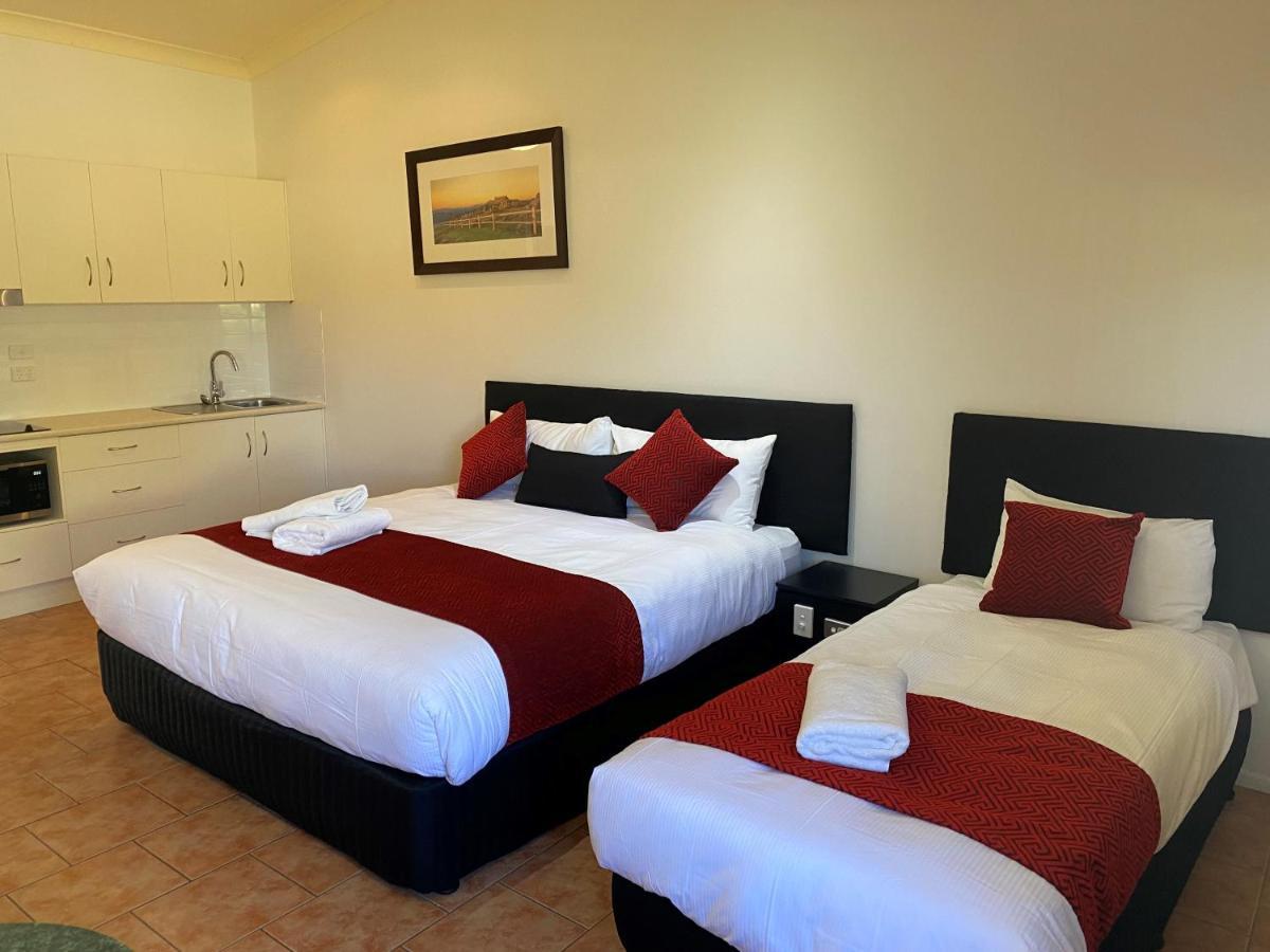 Emerald Explorers Inn Ngoại thất bức ảnh