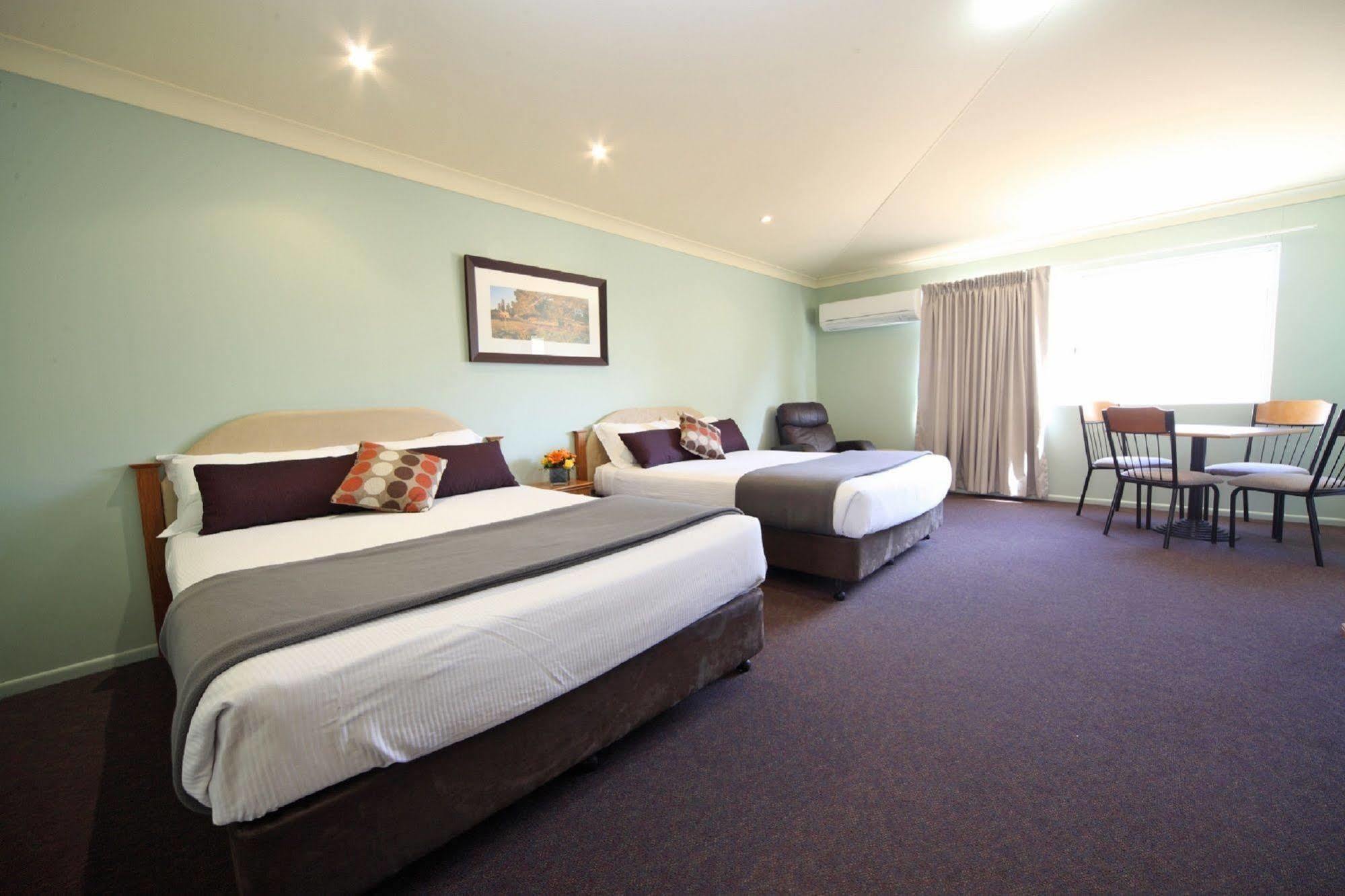 Emerald Explorers Inn Ngoại thất bức ảnh