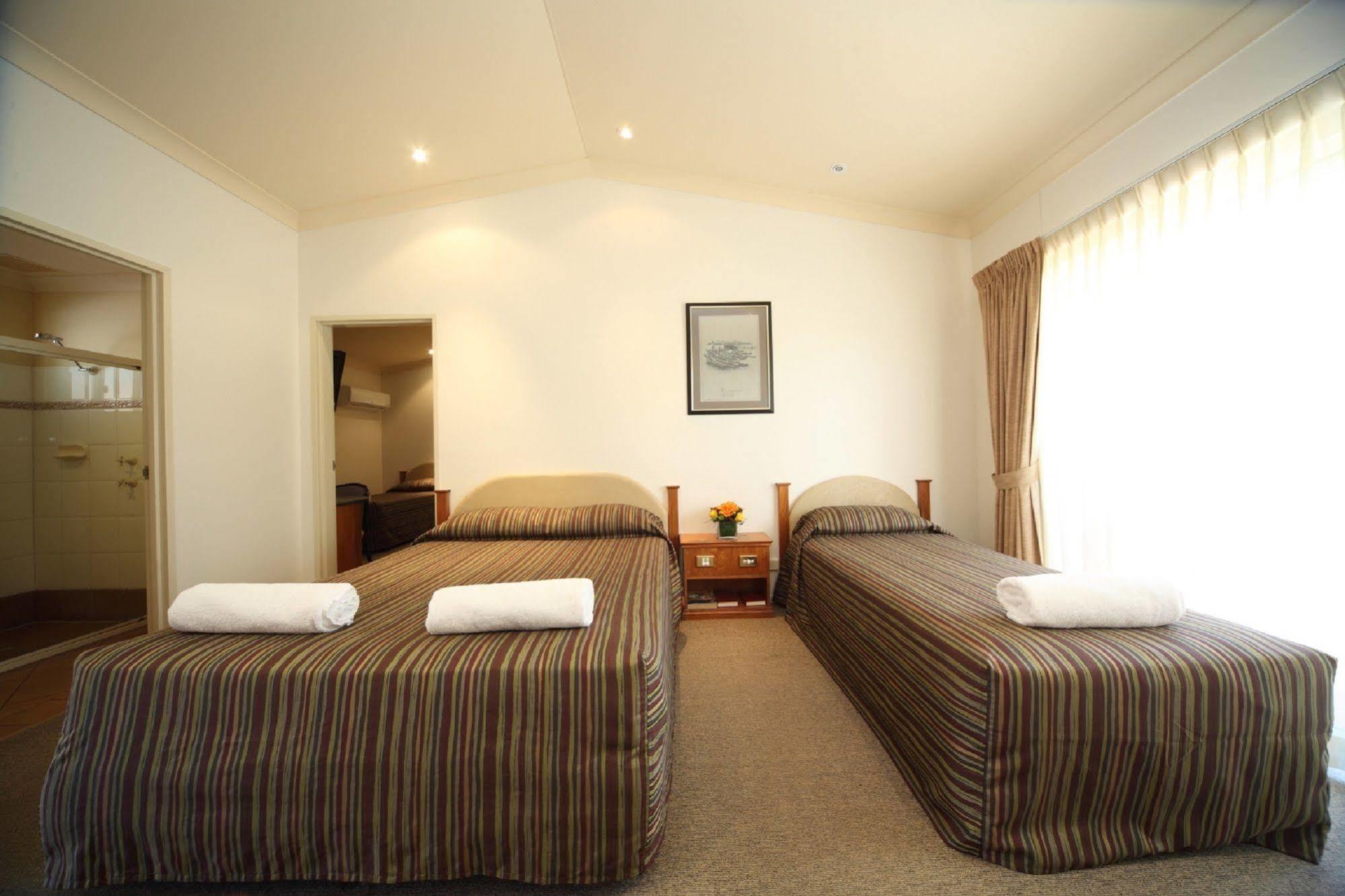 Emerald Explorers Inn Ngoại thất bức ảnh