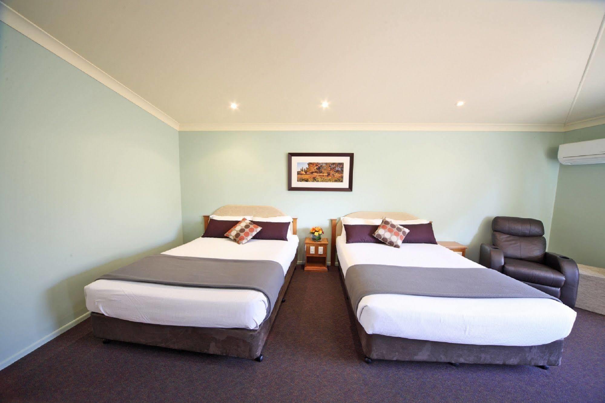 Emerald Explorers Inn Ngoại thất bức ảnh